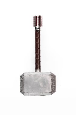 Beyaz arka planda Viking çekici, tahta çekiç.