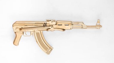 Beyaz arka planda izole edilmiş altın AK-47 saldırı tüfeği