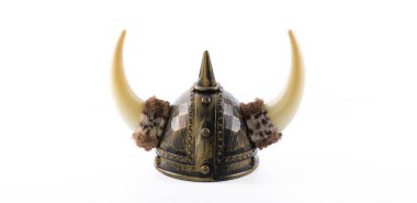 Beyaz arka planda izole edilmiş Viking boynuzlu miğferi.