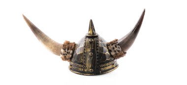 Beyaz arka planda izole edilmiş Viking boynuzlu miğferi.