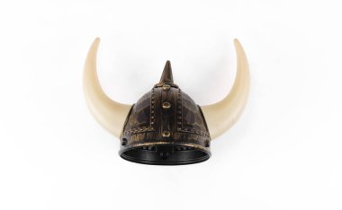 Beyaz arka planda izole edilmiş Viking boynuzlu miğferi.