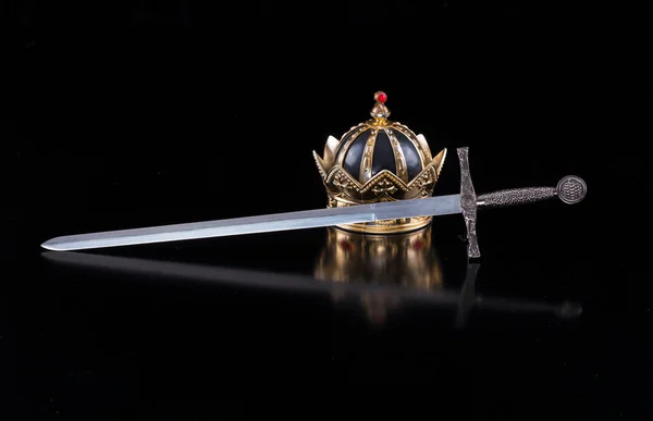 Mittelalterliches Schwert Und Krone Auf Schwarzem Hintergrund — Stockfoto