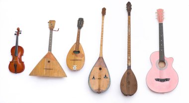 beyaz arkaplanda izole edilmiş dizili müzik enstrümanları koleksiyonu