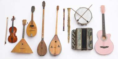 beyaz arkaplanda izole edilmiş dizili müzik enstrümanları koleksiyonu