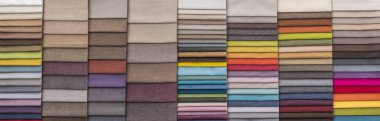 Depoda renkli döşeme kumaşı örnekleri