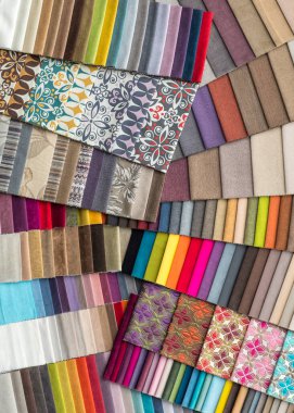 Depoda renkli döşeme kumaşı örnekleri