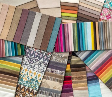 Depoda renkli döşeme kumaşı örnekleri