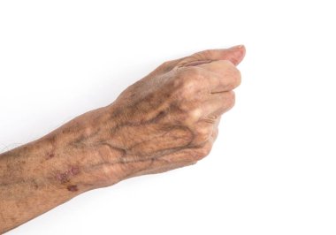 Yaşlı adamın elleri beyaz arka planda.