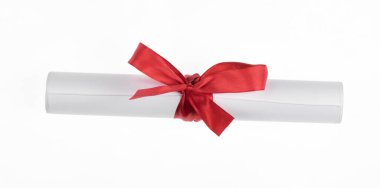 diploma, beyaz arkaplanda kırmızı kurdeleli kağıt parşömen
