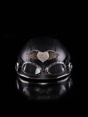 Siyah izole edilmiş arka planda siyah yarış motosiklet kaskı