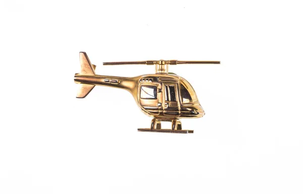 白い背景に隔離された黄金のヘリコプターのモデル — ストック写真