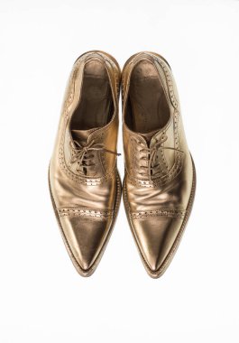 Beyaz arkaplanda izole edilmiş altın ayakkabılar