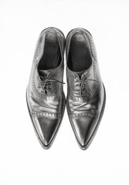 Beyaz arkaplanda izole edilmiş gümüş ayakkabılar