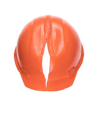 Kırık miğfer beyaz arkaplanda izole edildi