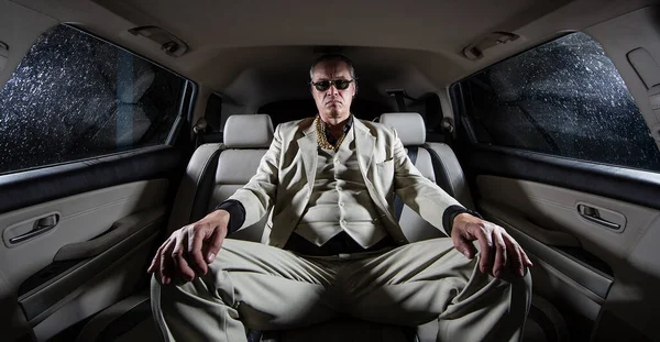 Beyaz takım elbiseli adam silahlı, çete üyesi, arabada mafya.