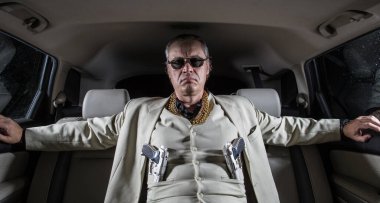 Beyaz takım elbiseli adam silahlı, çete üyesi, arabada mafya.