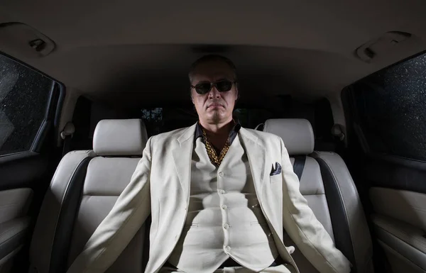 銃を持った白いスーツの男ギャング車の中のマフィア — ストック写真
