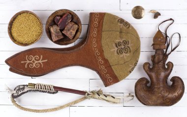 Beyaz arkaplanda izole edilmiş vintage kazak şeyleri