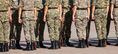 Askerler, ordu, tören alanında askerler.