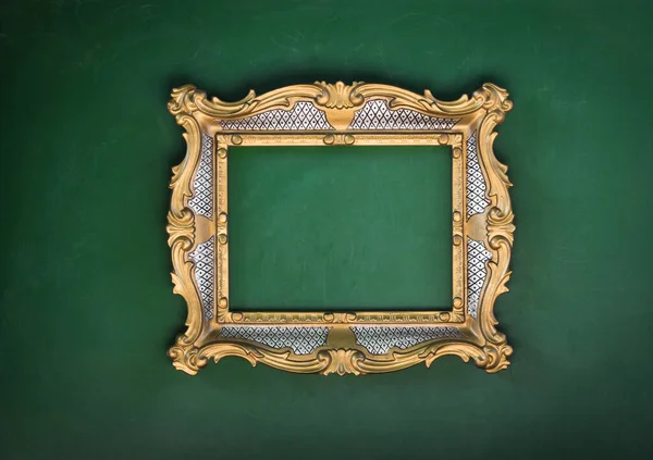 胜利的 镀金的 装饰的框架在绿色的墙上 巴洛克 洛可可 文艺复兴时期 — 图库照片