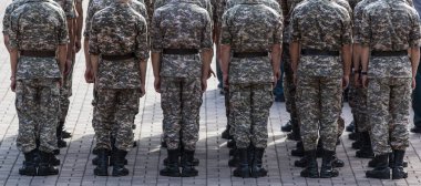 Askerler, ordu, tören alanında askerler.
