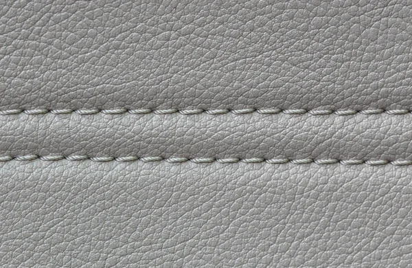 Siwy Skórzany Fotel Samochodowy Czerwonym Ściegiem Sportowy Luksusowy Samochód — Zdjęcie stockowe