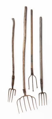 Beyaz arka planda izole edilmiş eski tarımsal yaba