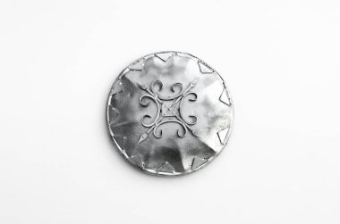 Beyaz arkaplanda izole edilmiş gümüş yuvarlak kalkan