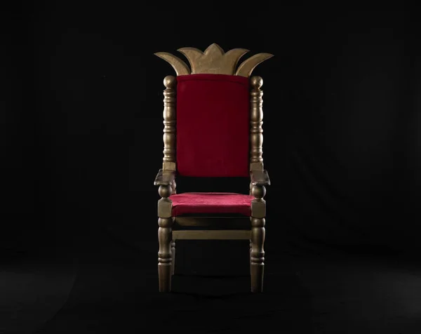 Roter Königsthron Auf Schwarzem Hintergrund — Stockfoto
