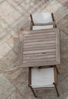 Deniz manzarasında boş yemek masası