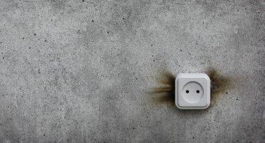 Duvardaki elektrik prizinden çıkan duman.