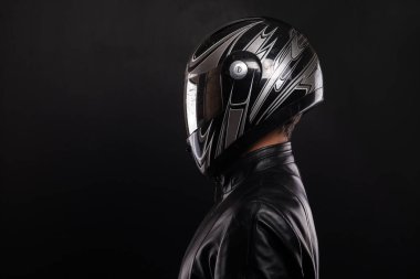 Motosiklet kasklı profesyonel bir yarışçının portresi.