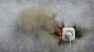 Duvardaki elektrik prizinden çıkan duman.