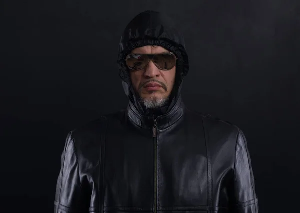 Podivný Nebezpečný Muž Kapuci Černém Pozadí — Stock fotografie