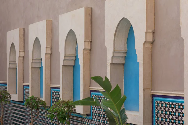 Fenêtre Arabe Bleue Fontaine Décorative Dans Piscine — Photo