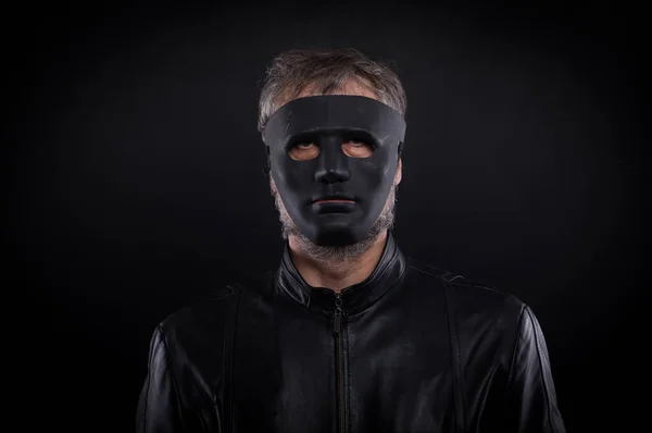 Hombre Misterioso Sosteniendo Máscara Negra Concepto Enmascaramiento Social Anónimo —  Fotos de Stock