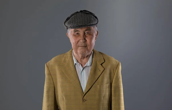 Portrét Starého Asijského Muže Šedém Pozadí — Stock fotografie
