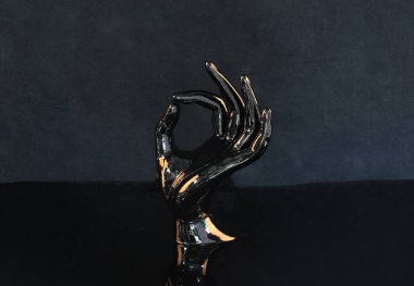 Siyah arkaplanda siyah yapay bir el