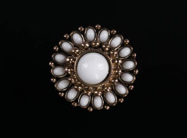 Siyah arkaplanda klasik broş