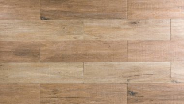 Eskimiş sert ahşap. İğrenç, gri lekeli arka plan.