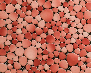 Dekoratif çakıl taşı desenli fayanslar.