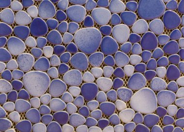 Dekoratif çakıl taşı desenli fayanslar.