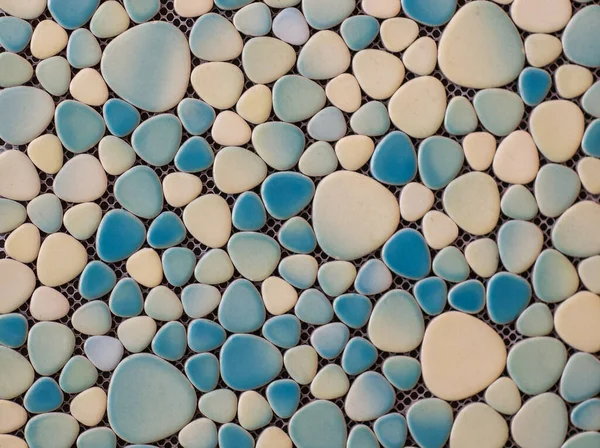 Dekoratif çakıl taşı desenli fayanslar.