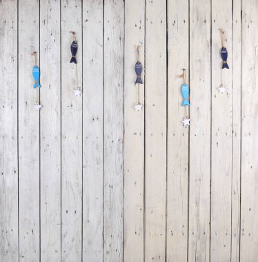 beyaz ahşap duvarda denizcilik ahşap manzarası