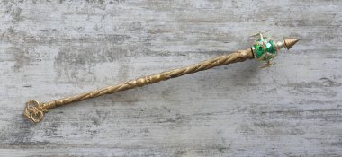 Beyaz ahşap arka planda altın sihirli değnek