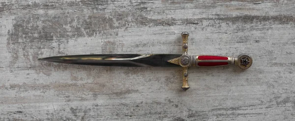 Beyaz Ahşap Arka Planda Antik Kılıç — Stok fotoğraf