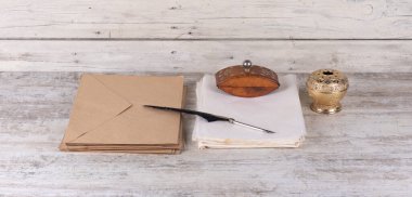 siyah kalem ve yazı kağıdı