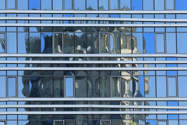 Fenêtres Vitrées Bâtiment Avec Réflexion — Photo