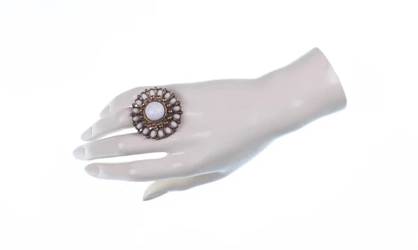 Χέρι Μανεκέν Δαχτυλίδι Κοσμήματα Που Απομονώνονται Λευκό Φόντο — Φωτογραφία Αρχείου