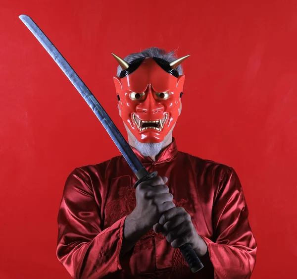 Egy Vörös Ördögmaszkos Férfi Portréja — Stock Fotó